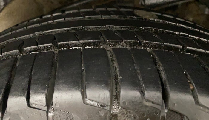 2015 Mahindra XUV500 W4, Diesel, Manual, Left Rear Tyre Tread