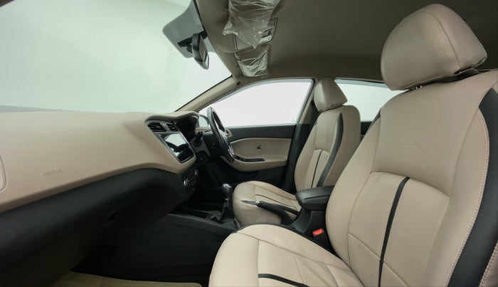 2016 Hyundai Elite i20 ASTA 1.2, CNG, Manual, 94,461 km, Right Side Front Door Cabin