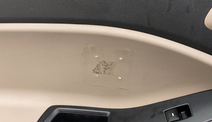 2016 Hyundai Elite i20 ASTA 1.2, CNG, Manual, 94,461 km, Front passenger door - Trim has minor damage