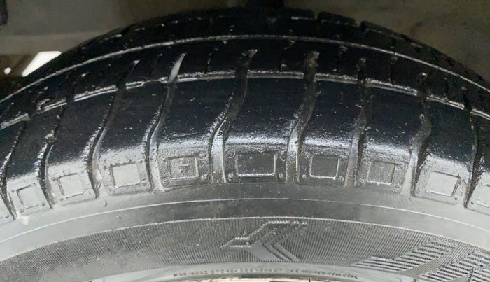 2016 Hyundai Eon ERA PLUS, Petrol, Manual, 40,179 km, Left Front Tyre Tread