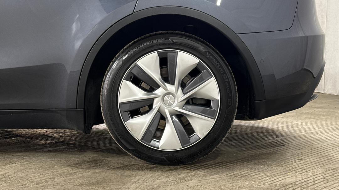 2023 Tesla Model Y Rear-wheel Drive, Automatic, 34647 km, Left Rear Wheel