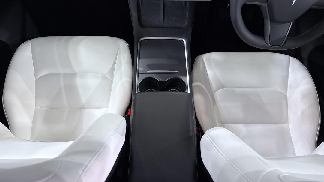 2023 Tesla Model Y Rear-wheel Drive, Automatic, 34647 km, Center Console