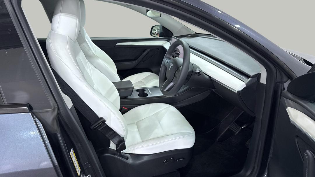 2023 Tesla Model Y Rear-wheel Drive, Automatic, 34647 km, Right Side Front Door Cabin View