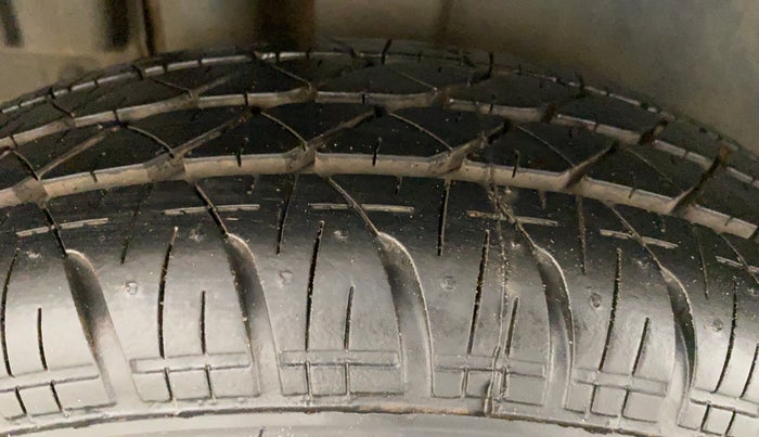 2015 Maruti Swift VXI, Petrol, Manual, 87,952 km, Right Rear Tyre Tread