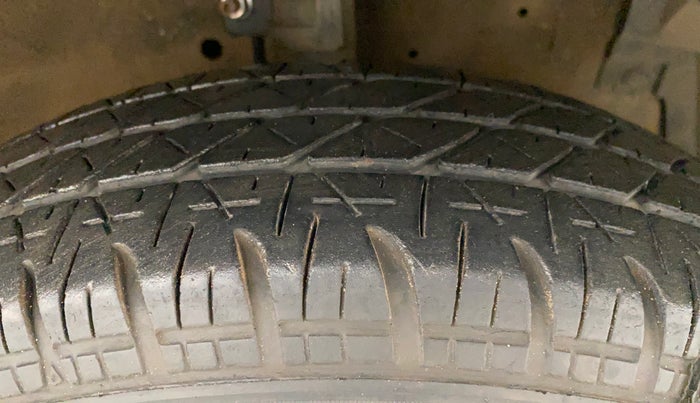 2015 Maruti Swift VXI, Petrol, Manual, 87,952 km, Right Front Tyre Tread