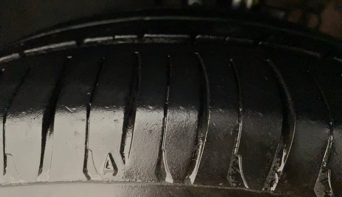 2012 Volkswagen Vento HIGHLINE 1.6 MPI, Petrol, Manual, 94,601 km, Left Front Tyre Tread