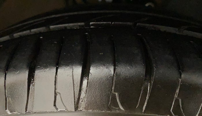 2012 Volkswagen Vento HIGHLINE 1.6 MPI, Petrol, Manual, 94,601 km, Right Front Tyre Tread