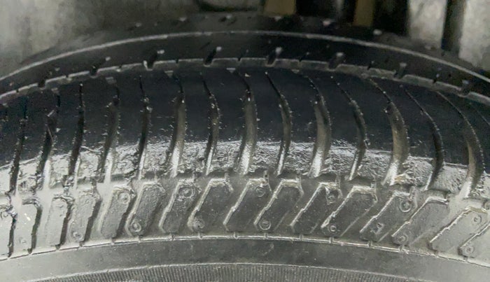 2014 Maruti Swift LXI D, Petrol, Manual, 79,835 km, Left Rear Tyre Tread