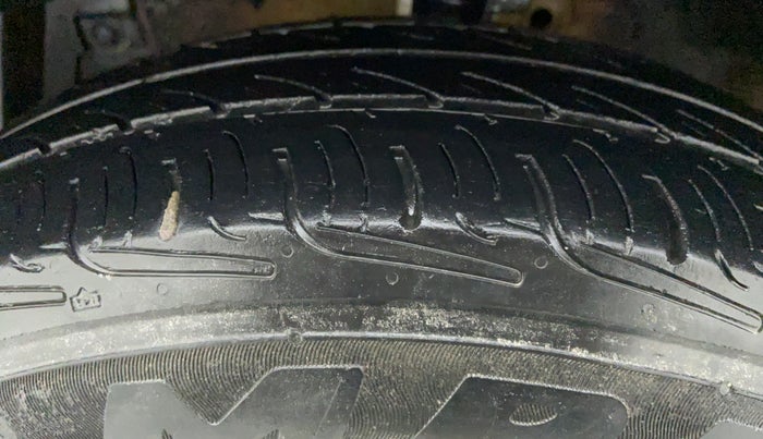 2014 Maruti Swift LXI D, Petrol, Manual, 79,835 km, Left Front Tyre Tread