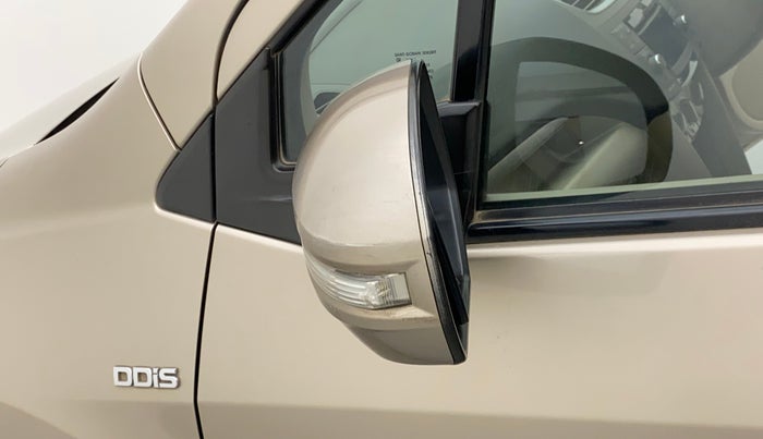 2013 Maruti Ertiga ZDI, Diesel, Manual, 1,06,412 km, Left rear-view mirror - Indicator light has minor damage