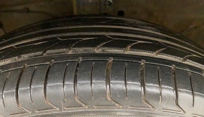 2013 Maruti Ertiga ZDI, Diesel, Manual, 1,06,412 km, Left Front Tyre Tread