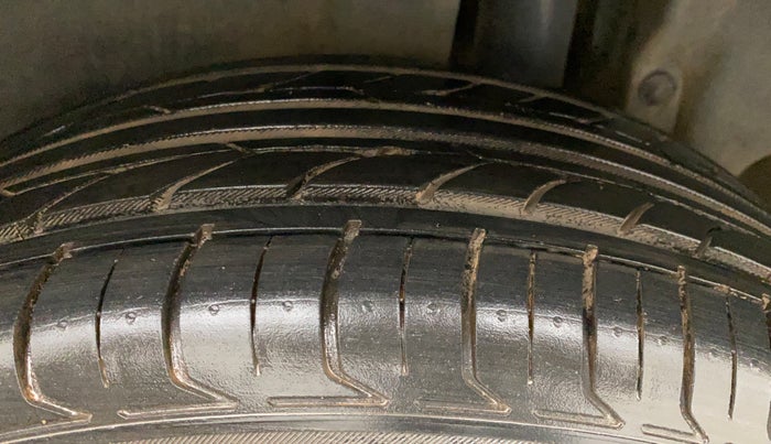 2013 Maruti Ertiga ZDI, Diesel, Manual, 1,06,412 km, Left Rear Tyre Tread