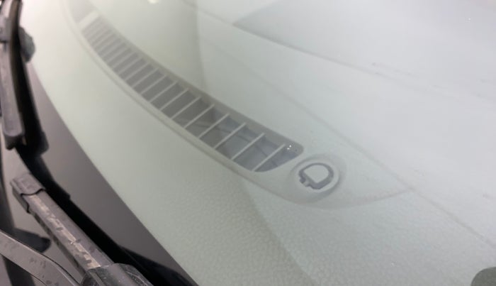 2013 Maruti Ertiga ZDI, Diesel, Manual, 1,06,412 km, Front windshield - Minor spot on windshield