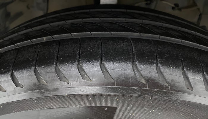 2015 Maruti S Cross ZETA 1.3, Diesel, Manual, 1,63,159 km, Right Front Tyre Tread