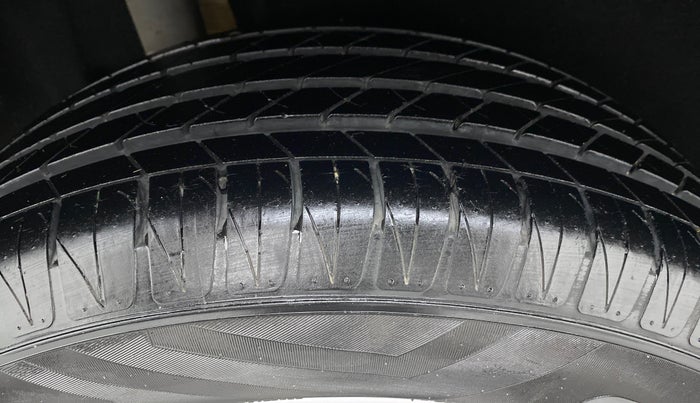 2016 Maruti Vitara Brezza ZDI PLUS DUAL TONE, Diesel, Manual, 25,980 km, Right Rear Tyre Tread