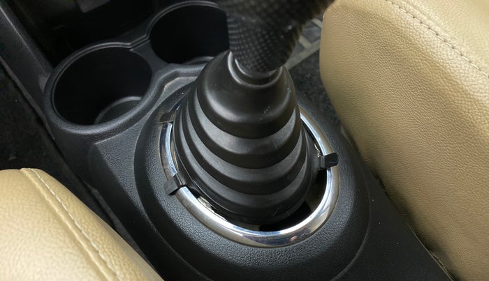 2013 Honda Brio 1.2 S MT I VTEC, Petrol, Manual, 59,739 km, Gear lever - Boot Cover minor damage