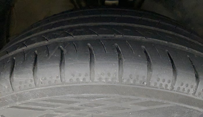 2018 Skoda Rapid AMBITION 1.6 MPI MT, Petrol, Manual, 56,657 km, Right Front Tyre Tread
