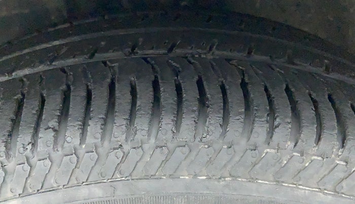 2010 Toyota Corolla Altis G PETROL, Petrol, Manual, 83,706 km, Left Front Tyre Tread