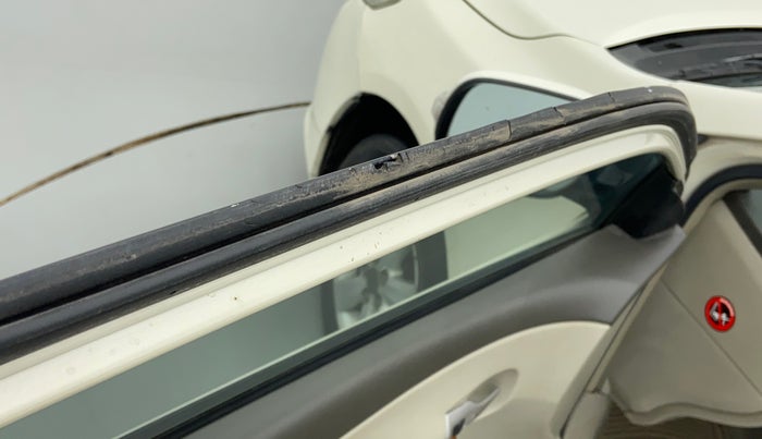 2010 Toyota Corolla Altis G PETROL, Petrol, Manual, 83,706 km, Front passenger door - Beading has minor damage