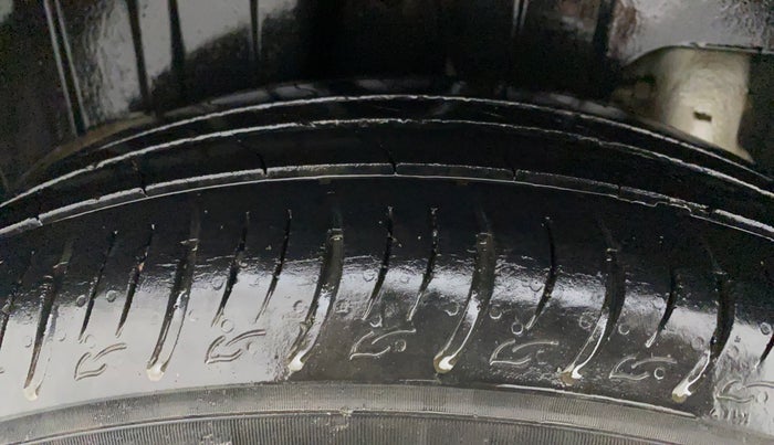 2019 Mahindra XUV 3OO W6 1.5 DIESEL, Diesel, Manual, 40,717 km, Right Rear Tyre Tread