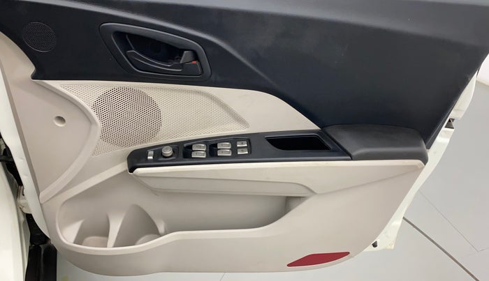2019 Mahindra XUV 3OO W6 1.5 DIESEL, Diesel, Manual, 40,717 km, Driver Side Door Panels Control