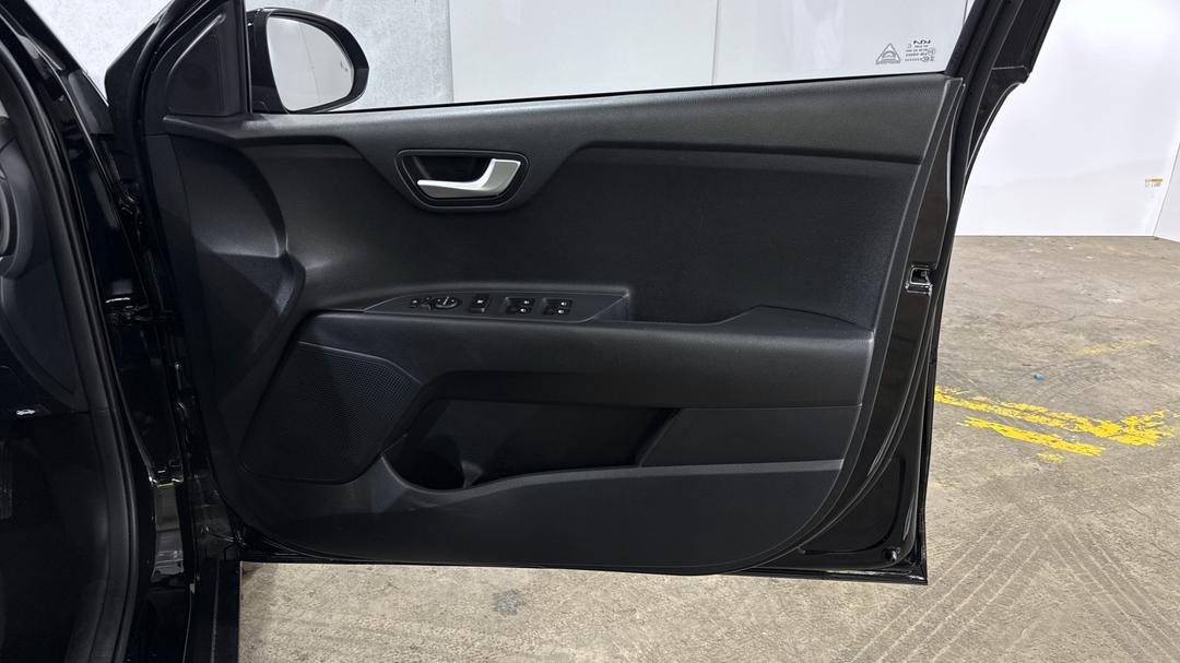 2025 Kia Stonic S, Automatic, 7297 km, Speaker View