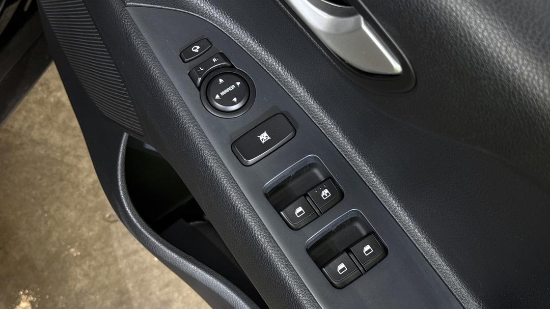 2025 Kia Stonic S, Automatic, 7297 km, Drivers Side Door Panel Controls