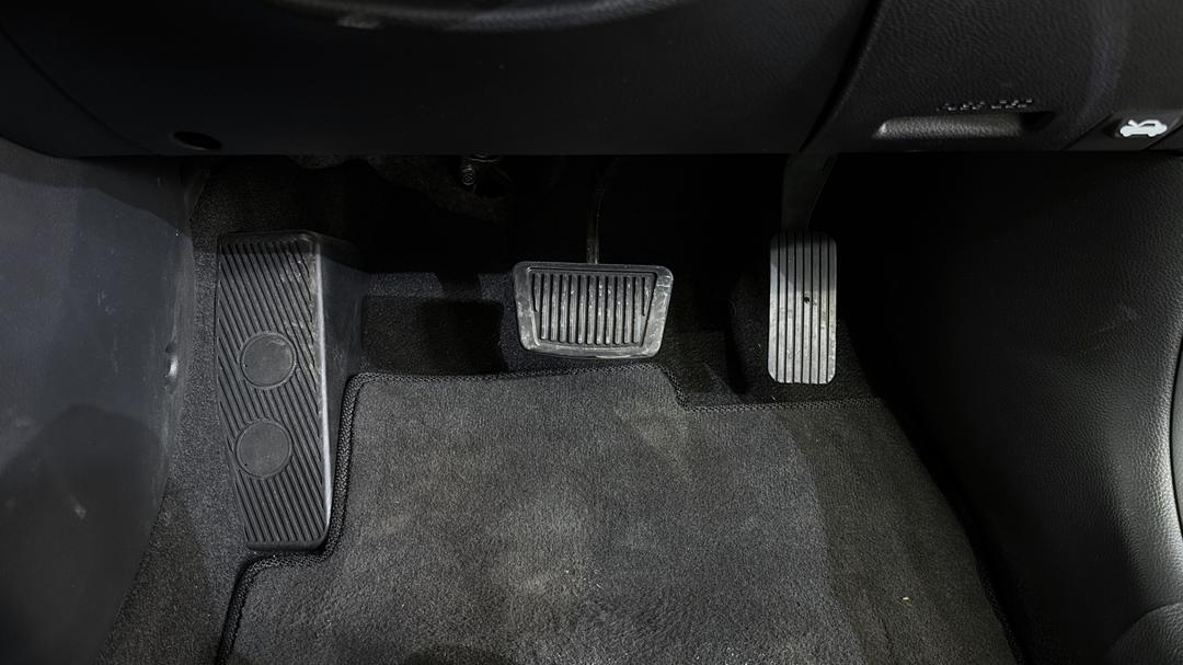 2025 Kia Stonic S, Automatic, 7297 km, Pedals and Footmat