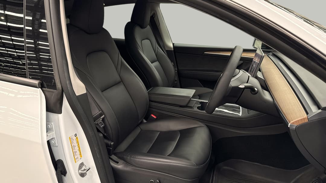 2022 Tesla Model Y Rear-wheel Drive, Automatic, 59496 km, Right Side Front Door Cabin View