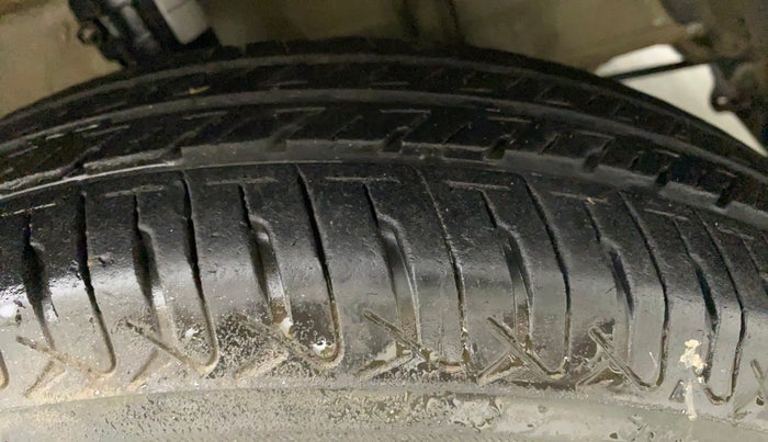 2017 Maruti Swift VXI, Petrol, Manual, 71,901 km, Right Front Tyre Tread