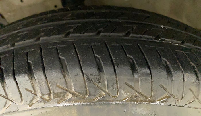 2017 Maruti Swift VXI, Petrol, Manual, 71,901 km, Left Front Tyre Tread