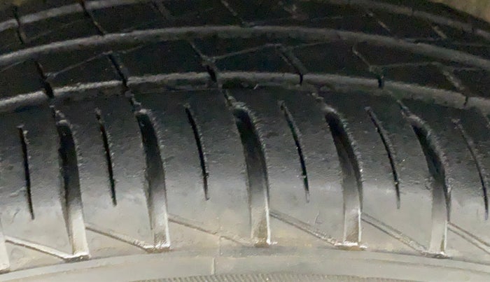 2013 Toyota Etios Liva G, CNG, Manual, 40,794 km, Left Rear Tyre Tread