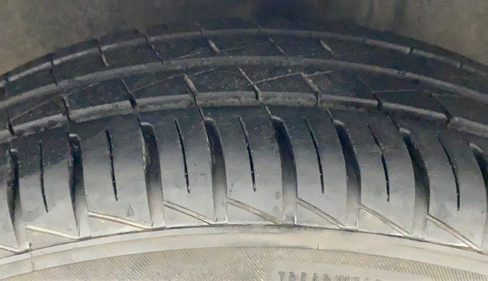 2013 Toyota Etios Liva G, CNG, Manual, 40,794 km, Left Front Tyre Tread