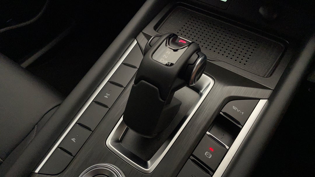 2025 GWM Cannon Lux (4x4), Automatic, 2056 km, Gear Lever 