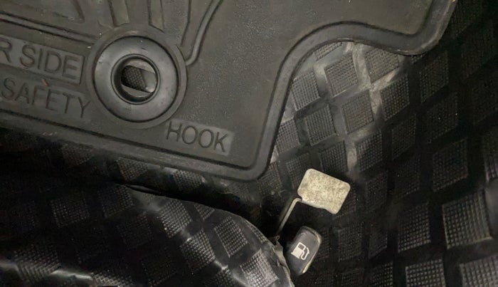 2011 Toyota Etios G, Petrol, Manual, 75,091 km, Flooring - Carpet is minor damage