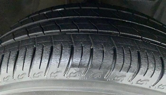 2011 Toyota Etios G, Petrol, Manual, 75,091 km, Right Front Tyre Tread