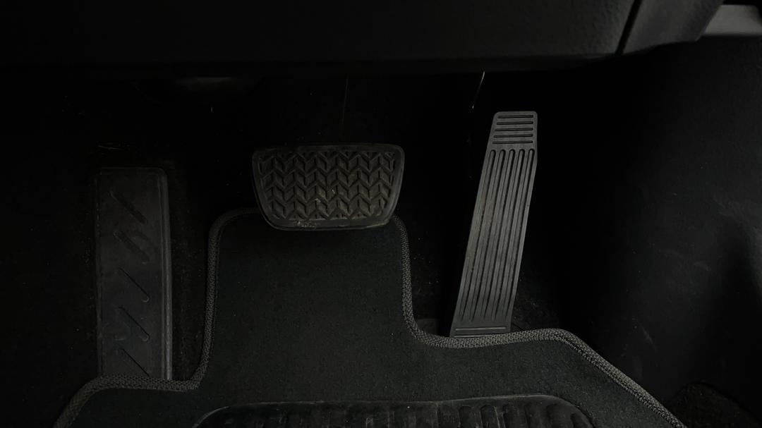 2019 Toyota Camry Ascent, Automatic, 67103 km, Pedals and Footmat