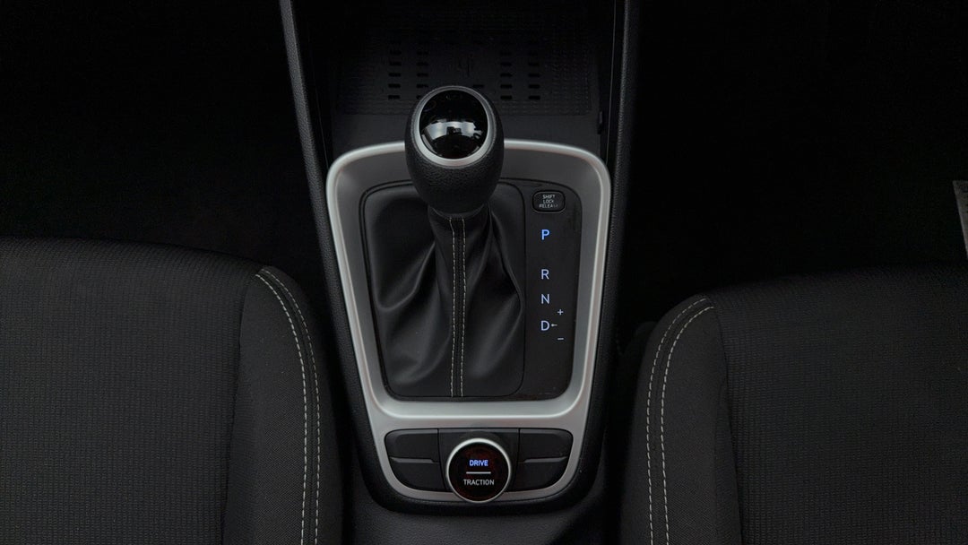 2023 Hyundai Venue Venue, Automatic, 50200 km, Gear Lever 