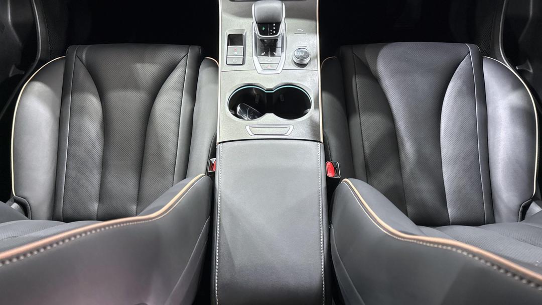 2025 Chery C5 Ultimate, Automatic, 19284 km, Center Console