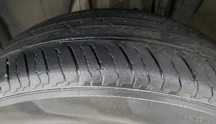 2021 Nissan MAGNITE XE, Petrol, Manual, 30,889 km, Left Front Tyre Tread