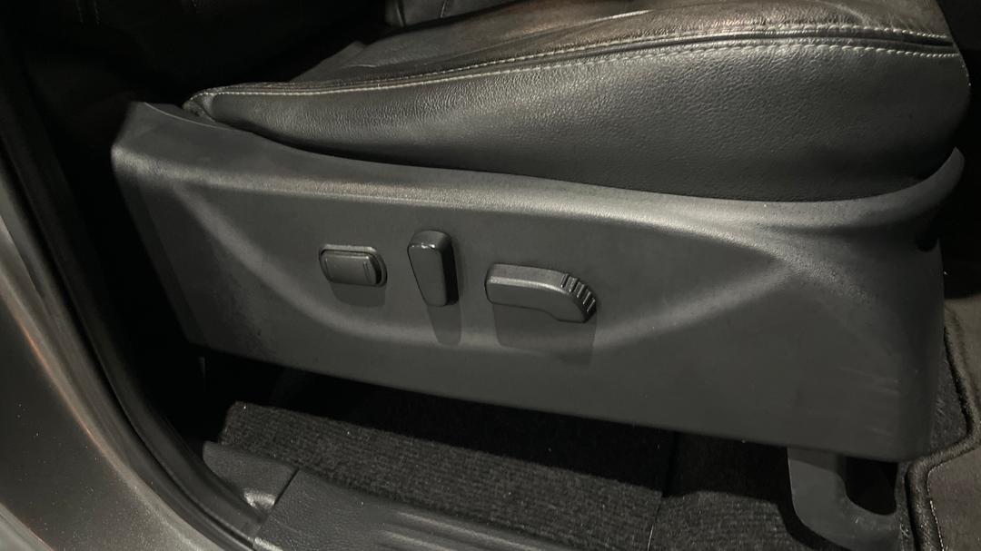 2016 Nissan Navara St-X (4x2), Automatic, 162767 km, Drivers Side Adjustment Panel