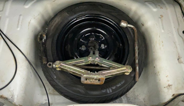 2016 Hyundai Eon SPORTZ, Petrol, Manual, 32,561 km, Dicky (Boot door) - Tool missing