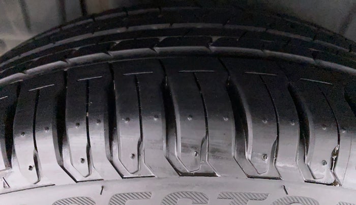 2021 Maruti XL6 ALPHA SHVS  MT, Petrol, Manual, 22,853 km, Right Rear Tyre Tread