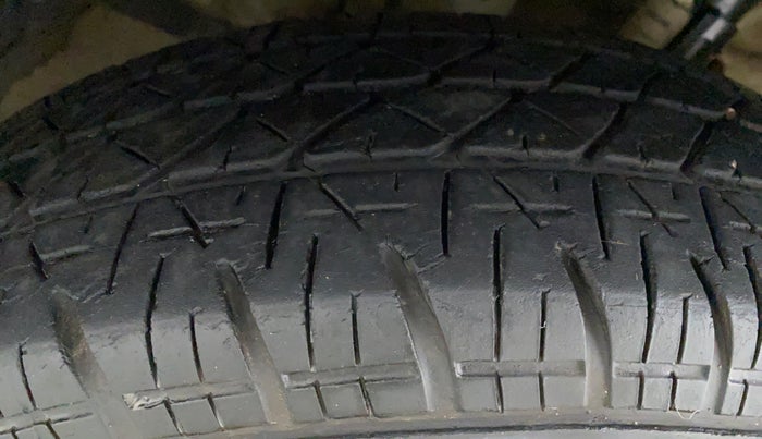 2015 Maruti Swift VXI D, Petrol, Manual, 24,053 km, Left Front Tyre Tread