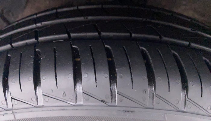 2016 Hyundai Grand i10 MAGNA 1.2 VTVT, Petrol, Manual, 31,793 km, Left Front Tyre Tread