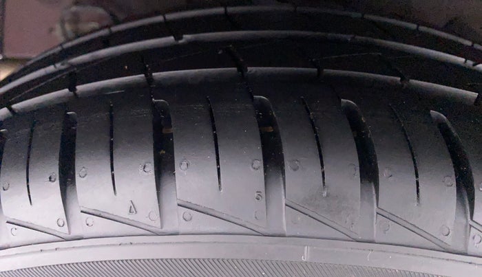 2016 Hyundai Grand i10 MAGNA 1.2 VTVT, Petrol, Manual, 31,793 km, Right Rear Tyre Tread