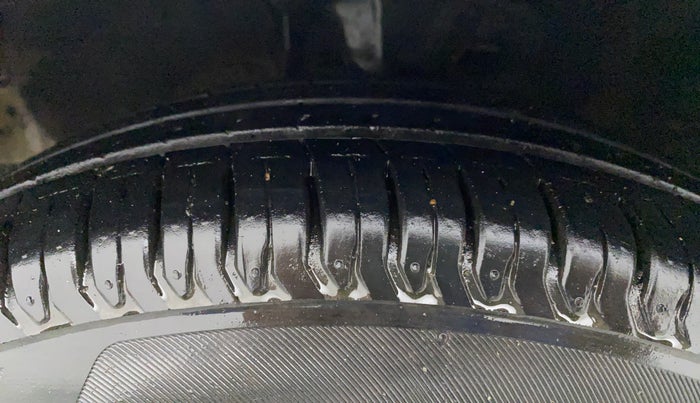 2012 Hyundai i10 SPORTZ 1.2, CNG, Manual, 91,832 km, Left Front Tyre Tread