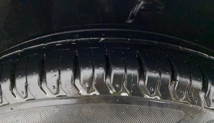 2012 Hyundai i10 SPORTZ 1.2, CNG, Manual, 91,832 km, Right Front Tyre Tread