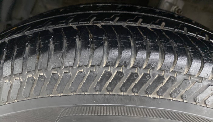2013 Maruti Swift VXI D, Petrol, Manual, 71,062 km, Left Front Tyre Tread