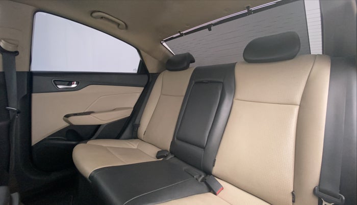 2018 Hyundai Verna 1.6 SX (O) CRDI MT, Diesel, Manual, 38,077 km, Right Side Rear Door Cabin View